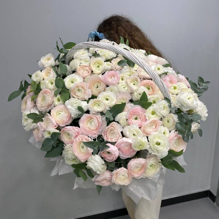 Ранункулюсы в корзине в Сургуте