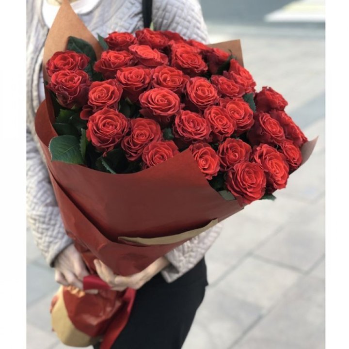 29 высоких роз  в Сургуте