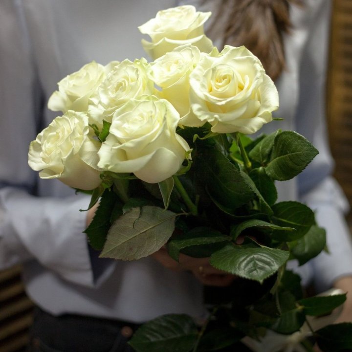 7 белых роз в Сургуте
