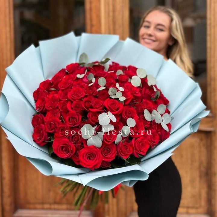 101 красная роза с эвкалиптом в Сургуте