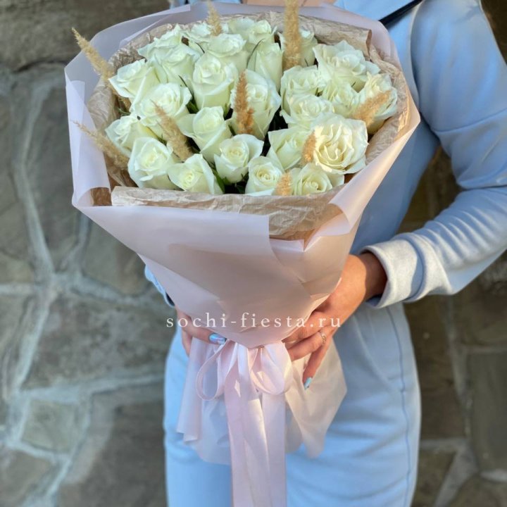 25 белых роз с сухоцветами в Сургуте
