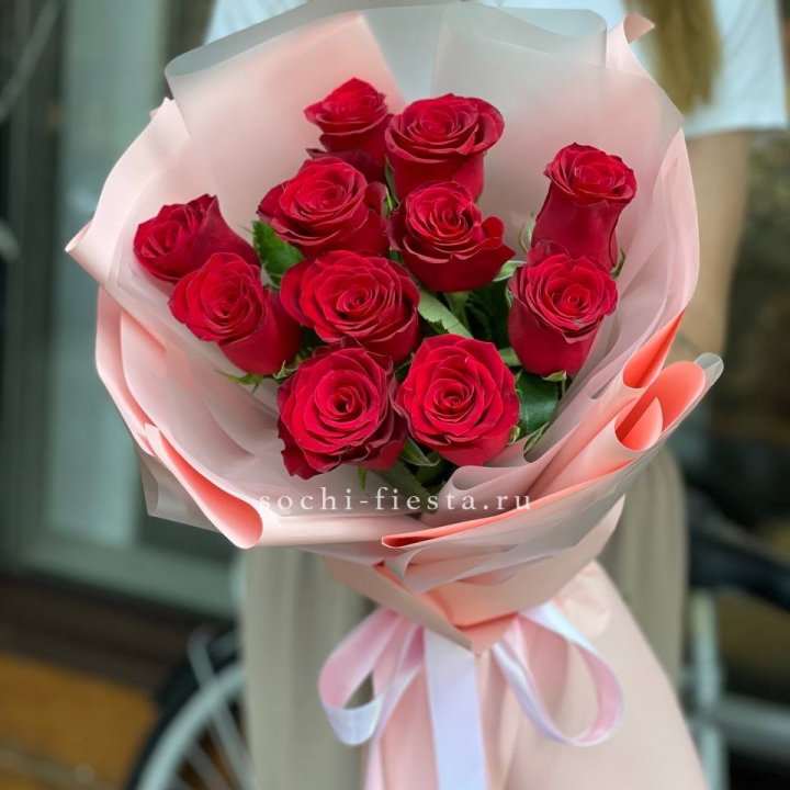 Букет красных роз "Мадам ред" в Сургуте