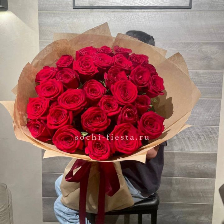 37 красных роз в крафте в Сургуте