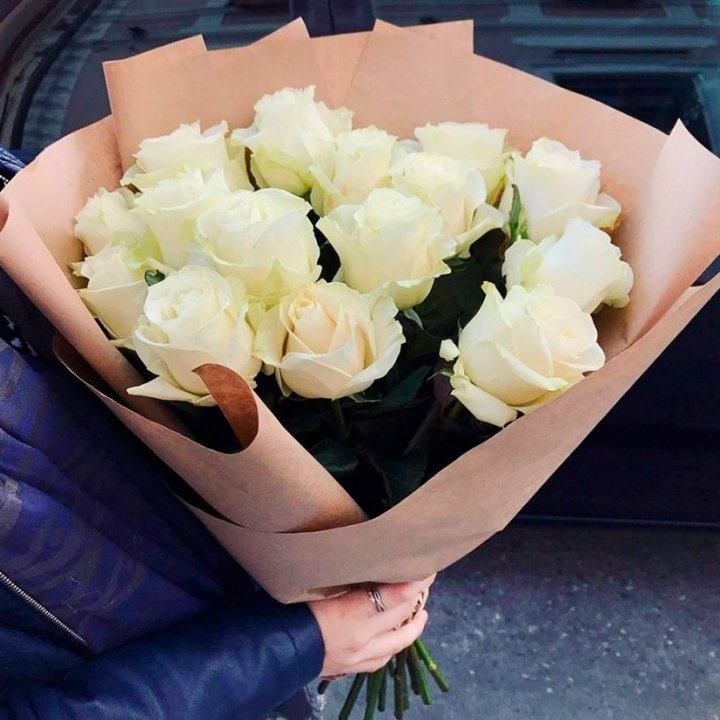 15 белых роз "Крафт" в Сургуте
