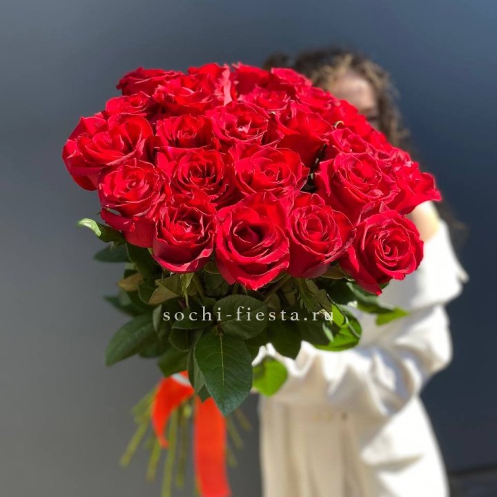 25 высоких красных роз в Сургуте