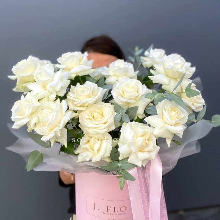 17 Французских белых роз в боксе в Сургуте