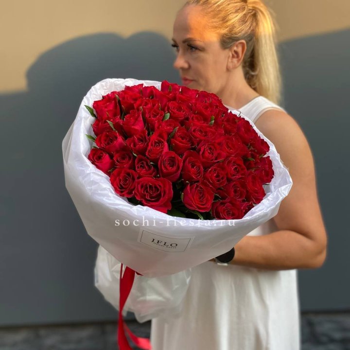 51 роза мадам ред в нежном оформлении в Сургуте