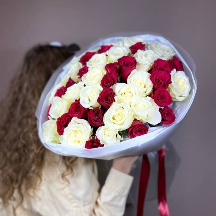 Букет из красных белых 45 роз в Сургуте