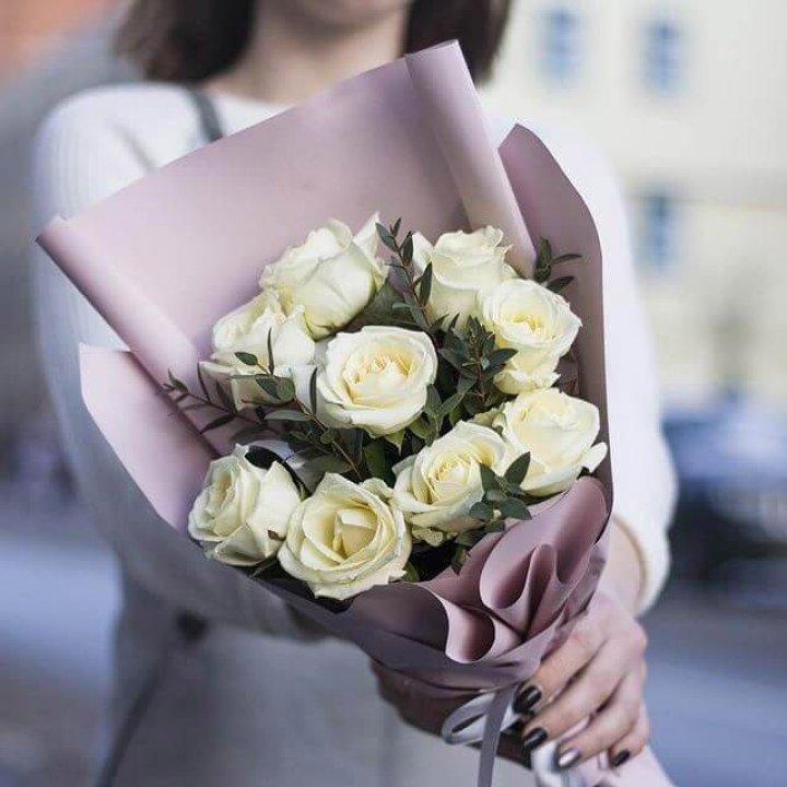 9 белых  роз "Минт" в Сургуте