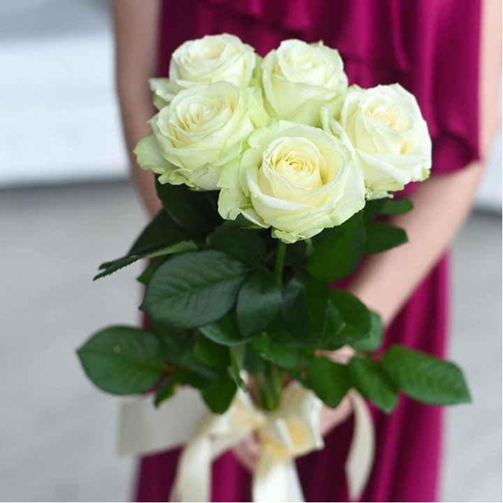 5 белых роз в Сургуте