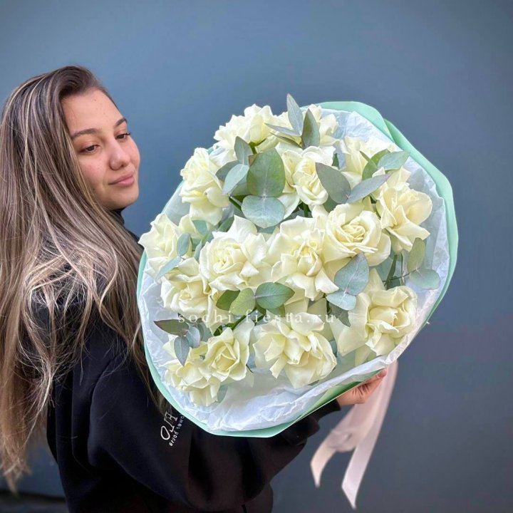 15 Белых французских роз "Ноте бьянка" в Сургуте