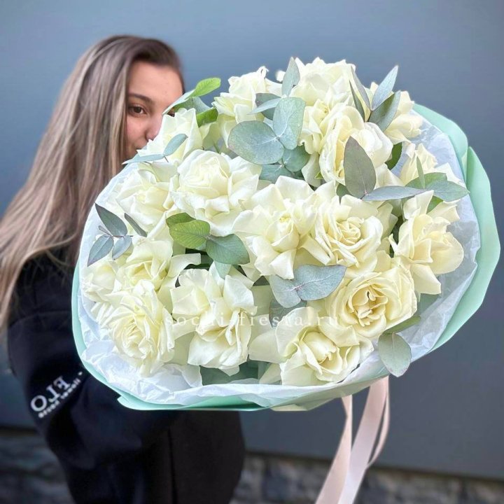 19 Белых французских роз "Ноте бьянке" в Сургуте