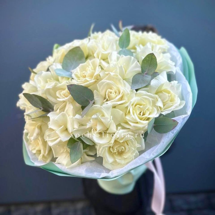 25 Белых французских роз "Ноте бьянка" в Сургуте