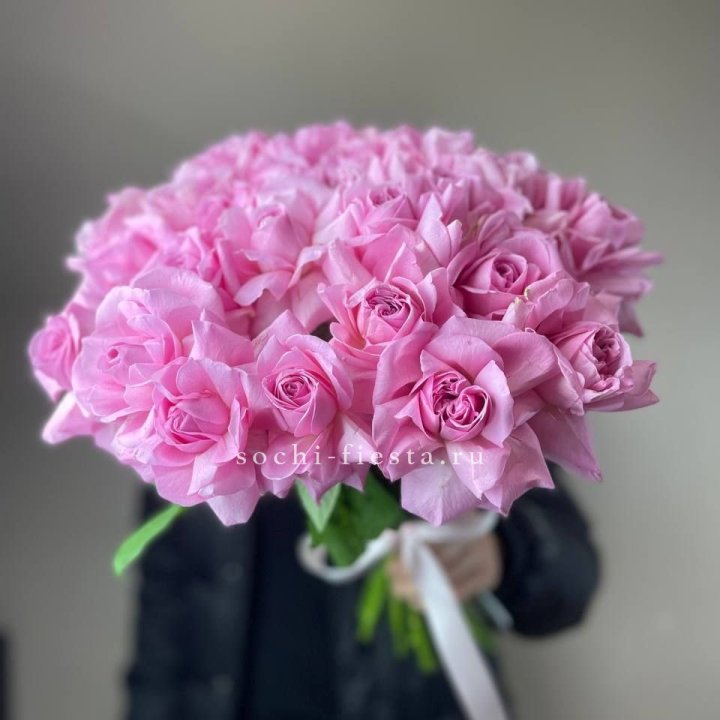 25 розовых французских роз в Сургуте