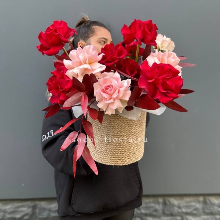 15 Французских роз в джутовом кашпо в Сургуте