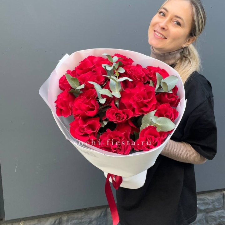 17 Красных французских роз в Сургуте