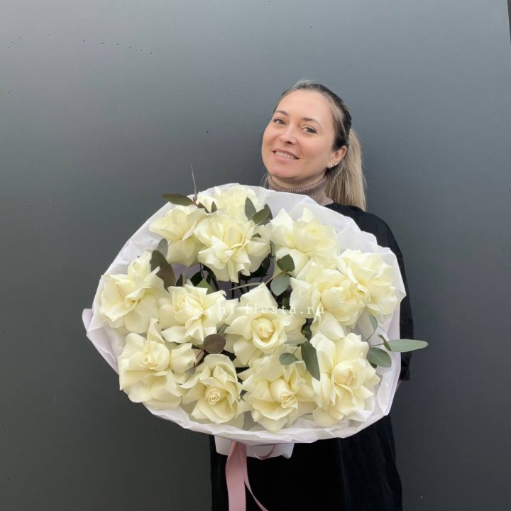 13 Белых французских роз Облако в Сургуте