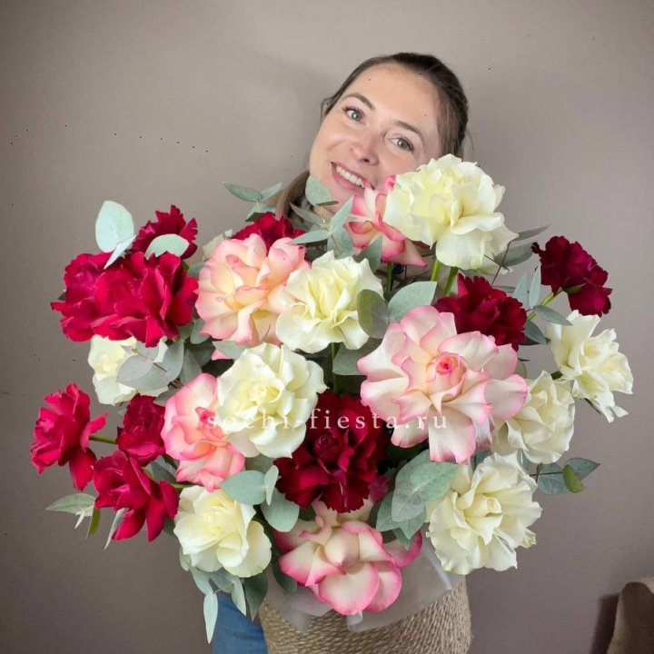 35 французских роз микс в джутовом боксе в Сургуте