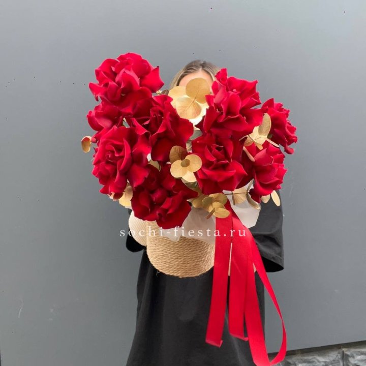 Красные французские розы в джутовом кашпо в Сургуте