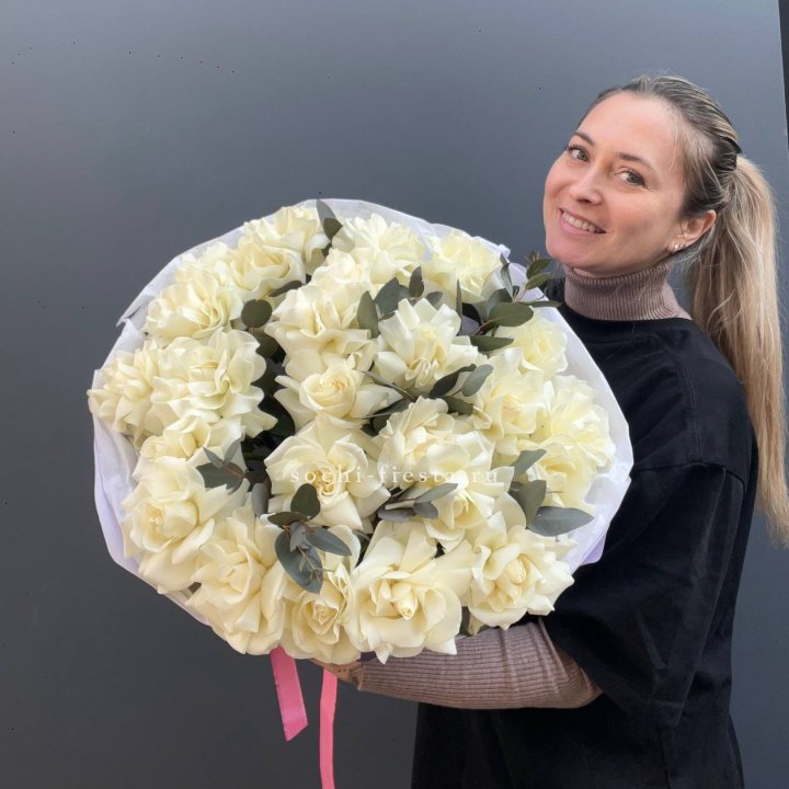 25 Белых французских роз Вайт найс в Сургуте