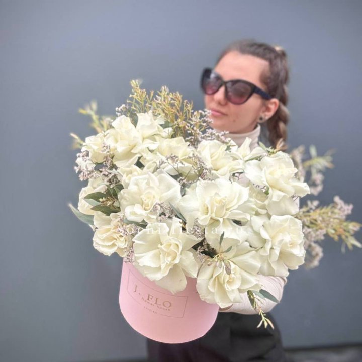 17 Французских белых роз в коробке Афина в Сургуте