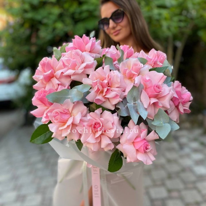 17 Розовых  французских роз в Сургуте