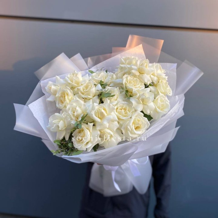 Пышный букет из белых роз в Сургуте