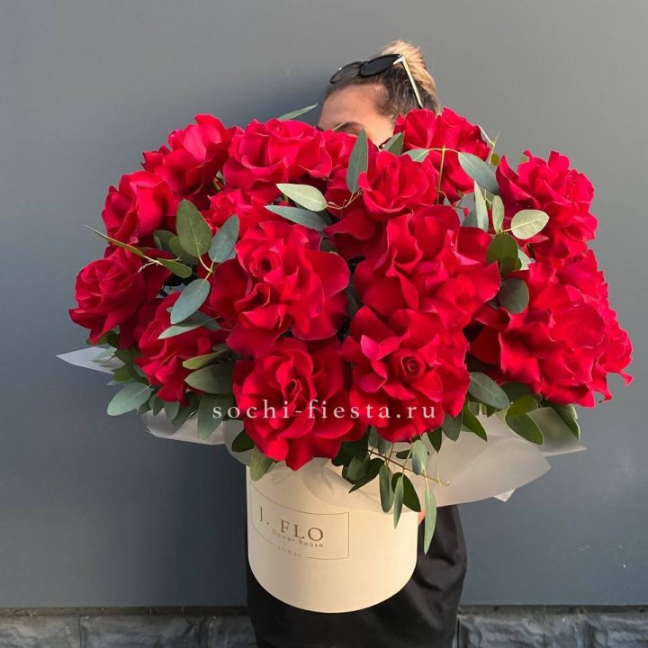25 Французских красных роз в коробке в Сургуте