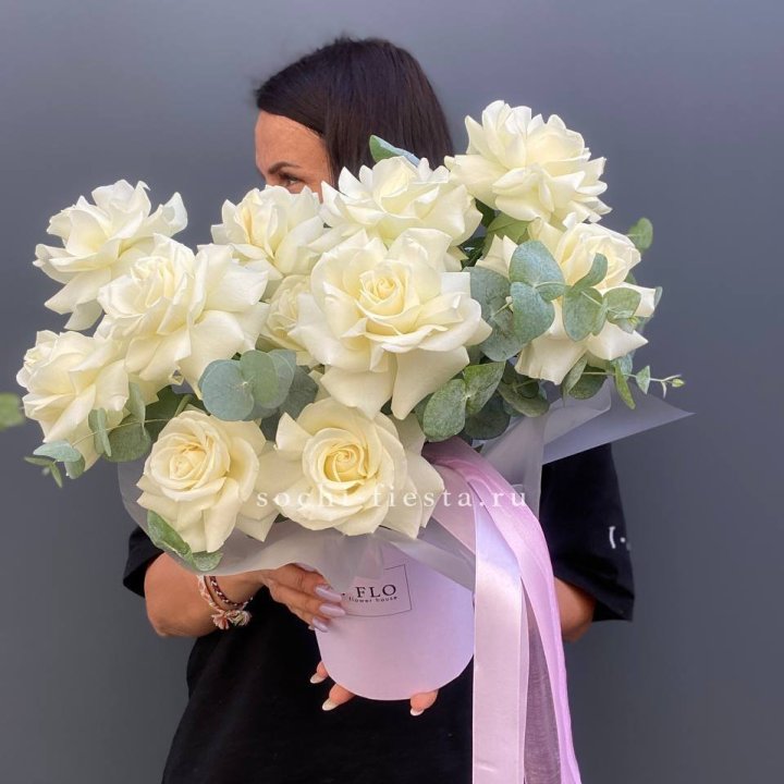 11 Французских белых роз в боксе в Сургуте