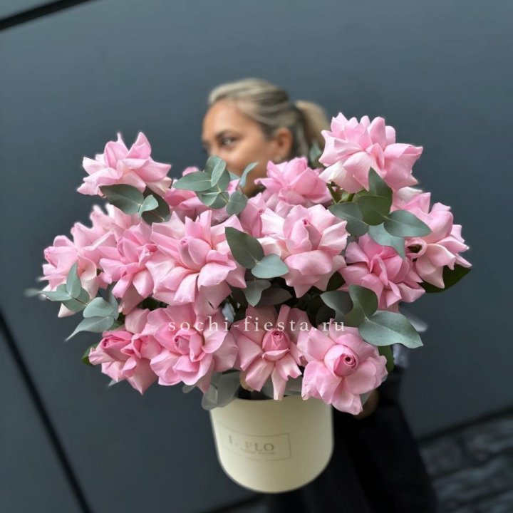 17 Розовых французских роз в боксе в Сургуте