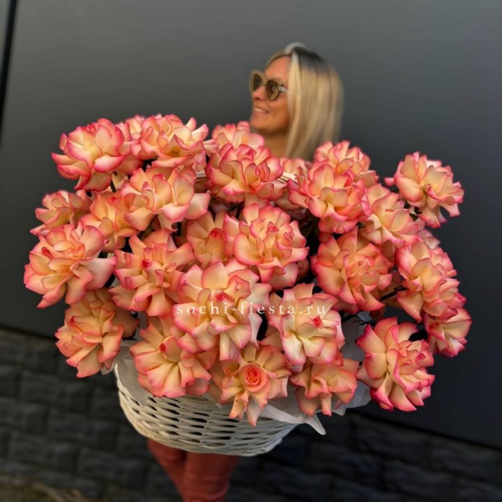 45 французских роз Джумилия в корзине в Сургуте