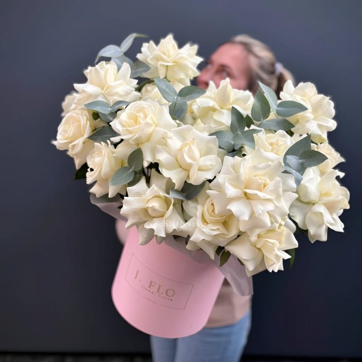 25 Французских белых роз в боксе в Сургуте