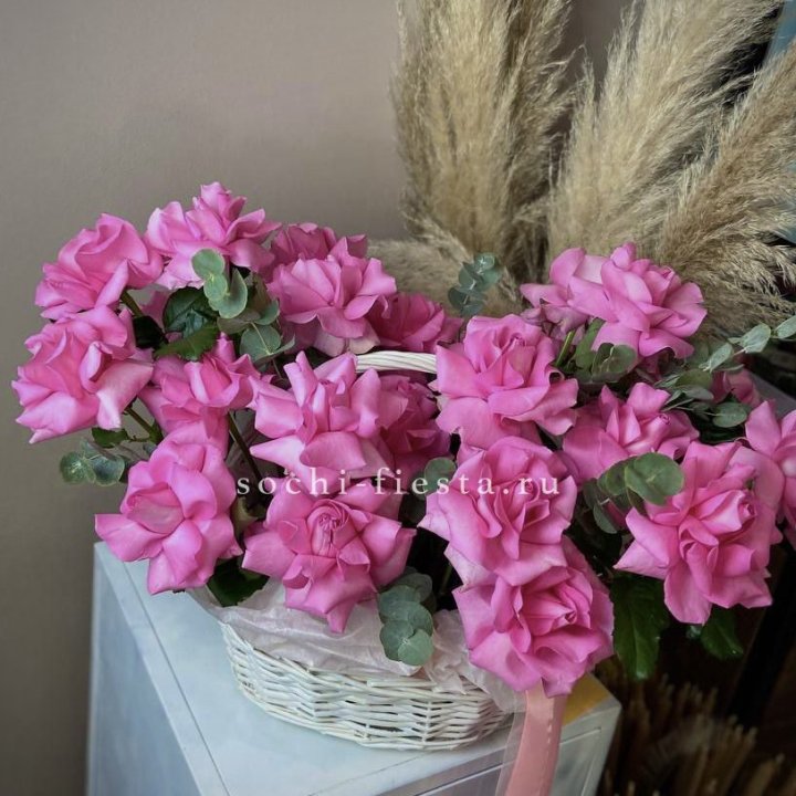 25 роз в цветочной корзине Пинк в Сургуте