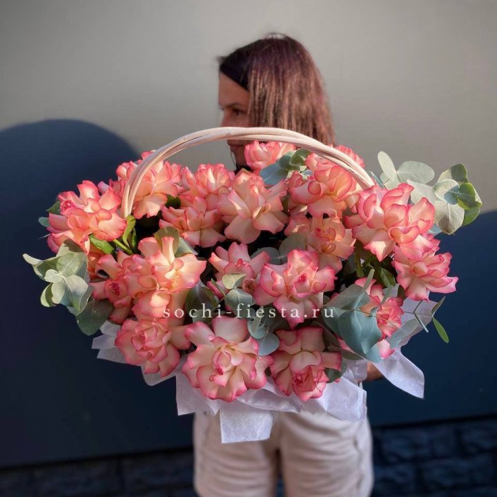 25 Французских роз Джумилия в корзине в Сургуте