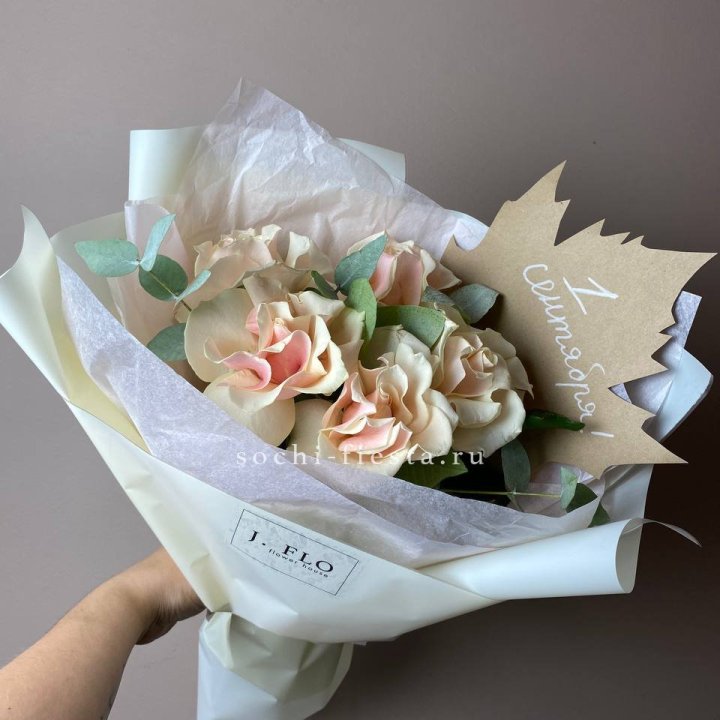 Букет кремовых роз к дню знаний в Сургуте