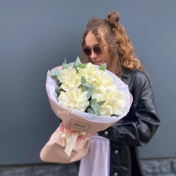 5 Белых французских роз в Сургуте