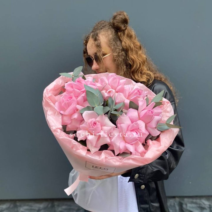 7 розовых роз в Сургуте