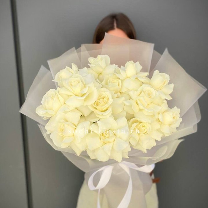 13 белых роз в Сургуте