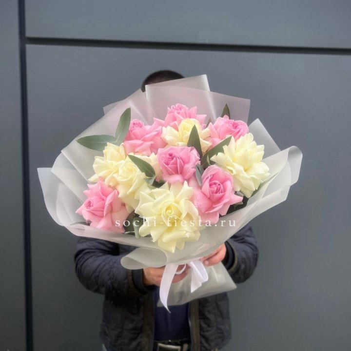 11 бело-розовых роз в Сургуте