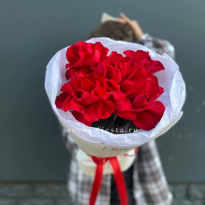 5 французских красных роз в Сургуте