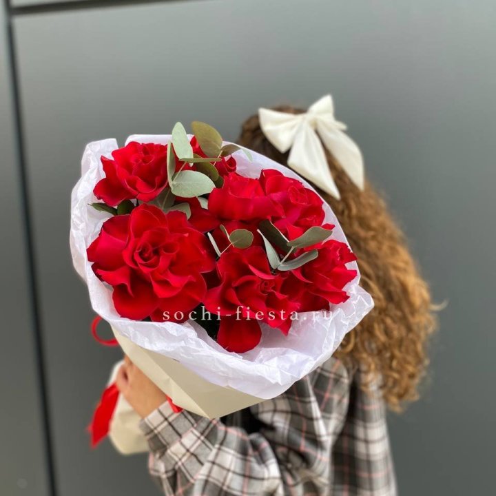 7 красных французских роз в Сургуте