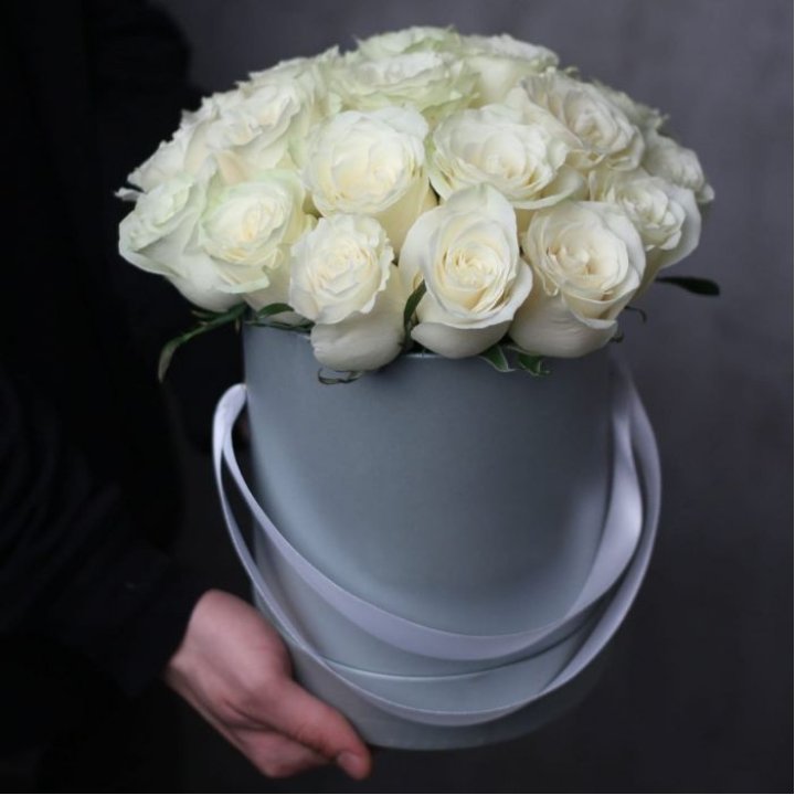 15 белых роз в цилиндре в Сургуте