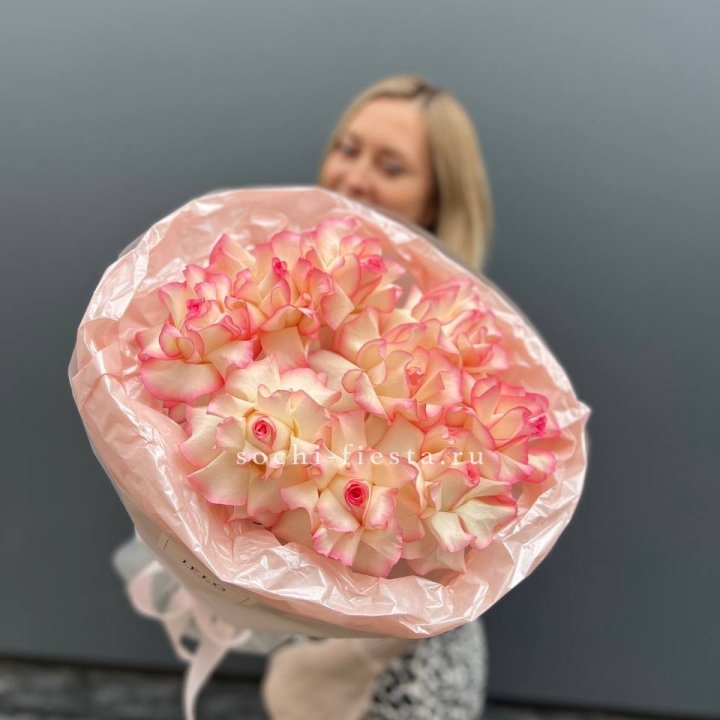 9 французских роз Джумилия в нежном оформлении в Сургуте