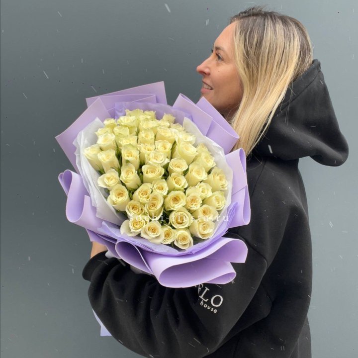 51 белая кенийская роза в оформлении в Сургуте