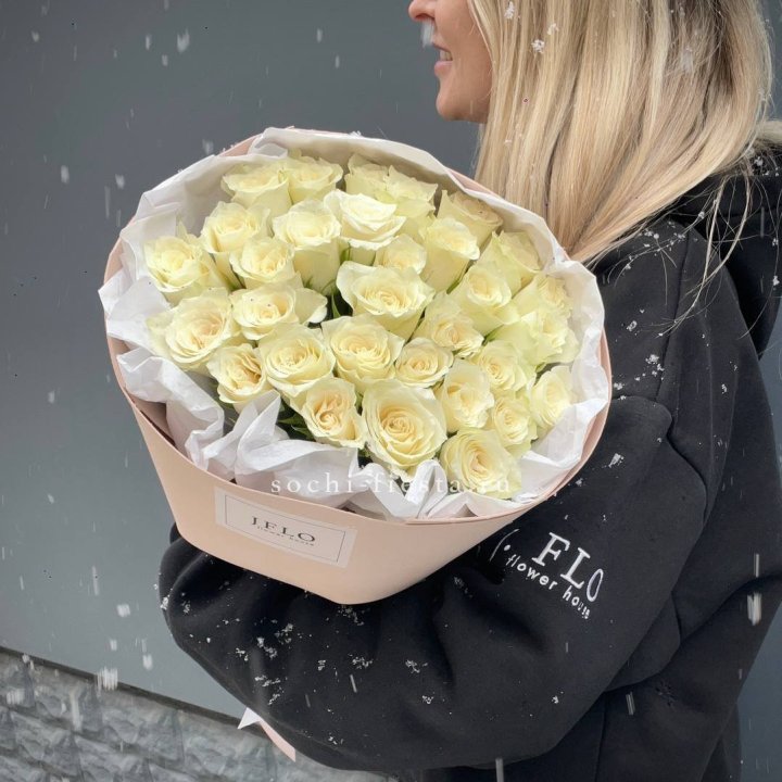 31 белая роза в оформлении в Сургуте