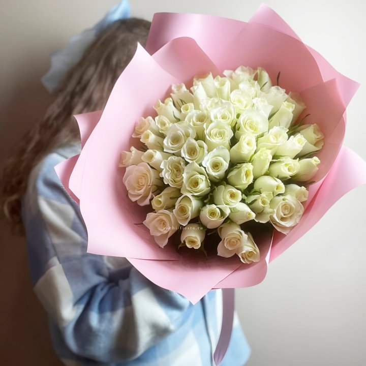 Букет из 51 белой розы (Кения) в Сургуте