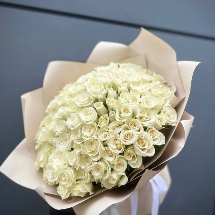 101 белая роза Атена в Сургуте