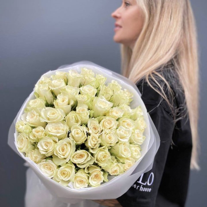 Воздушный букет из 51 белой кенийской розы в Сургуте