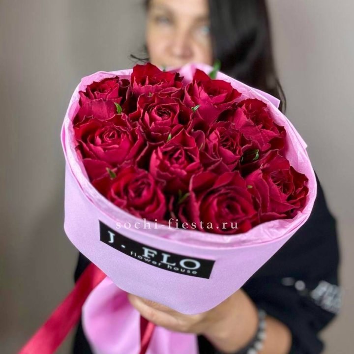 11 красных роз мадам ред в Сургуте