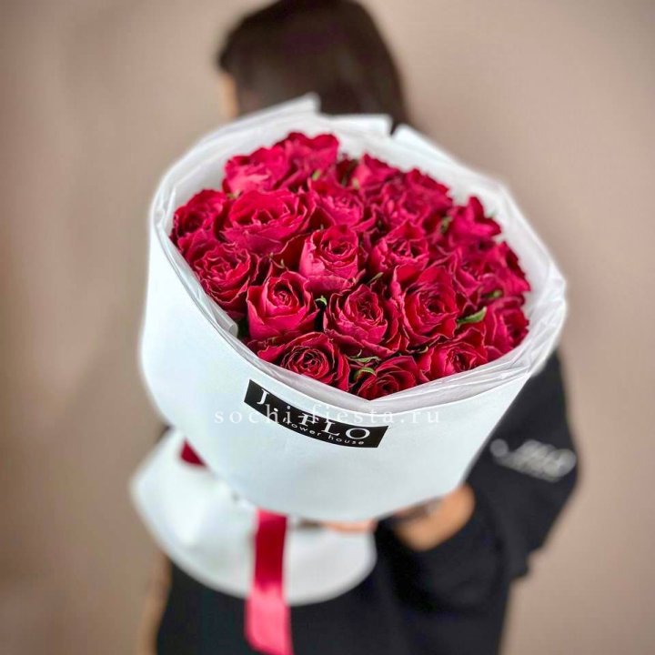 Букет красных роз мадам ред в Сургуте